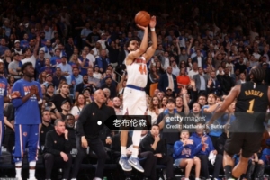 被點(diǎn)麻了！紐約記者曬圖：布倫森他爸的防守姿態(tài)都比哈登整場(chǎng)要好