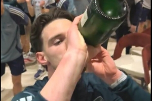 阿森納慶祝奪冠，賴斯痛飲香檳