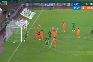 高迪門線解圍！王鈺棟射門被王大雷撲向球門，越位的高迪將球擋出