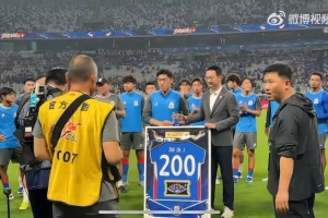 主場(chǎng)戰(zhàn)三鎮(zhèn)賽前，申花俱樂部為朱辰杰舉辦200場(chǎng)出場(chǎng)紀(jì)念儀式