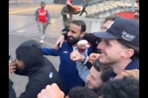 通宵慶祝！賴斯清晨在街頭與槍迷合影，高喊Arsenal