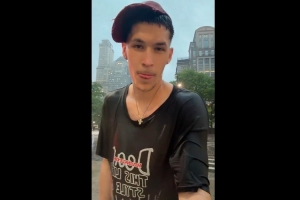外國人都不愛打傘？杰明冒著大雨在紐約街頭拍視頻 全身都濕透了