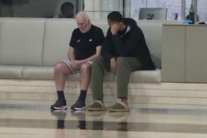 老少傳承！西決G3賽前 波波維奇與文班亞馬并肩而坐密切交流