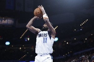 火箭大把選秀權(quán)但缺控衛(wèi) 亟需重建資產(chǎn)的獨行俠可將歐文送至火箭