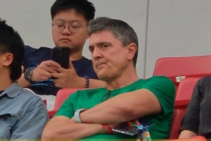 U23國足主帥安東尼奧現(xiàn)身浦東足球場，觀戰(zhàn)海港對陣津門虎的比賽