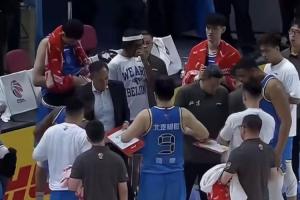 活久見(jiàn)北京男籃雙戰(zhàn)術(shù)板場(chǎng)面引發(fā)熱議：到底該聽(tīng)誰(shuí)的呢？