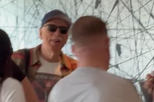 大老板來了！老克倫克在兒子陪同下抵達(dá)倫敦，將與阿森納球員會面