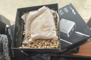 男子網(wǎng)購充電器退貨換成18盒沙子 賣家3400公里上門維權：不甘心