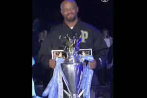 老隊長回歸！孔帕尼參加曼城奪冠慶典，展示2018年的英超獎杯