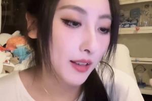 逆天！解說鼓鼓直播公開粉絲私信內容：好想跪在高貴魅力的媽媽腳下