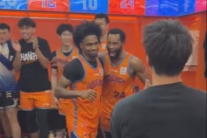 絕殺英雄！賽后上海更衣室成歡樂海洋 古德溫與隊友一一擊掌慶祝