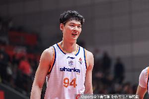 打得很強硬 王哲林上半場4投1中&4罰0中得到2分5板1助1帽