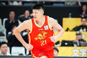 還是你最穩(wěn)！胡金秋半場7中5高效拿下12分2板1助