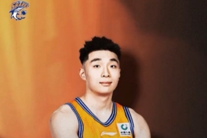 以無畏姿態(tài)繼續(xù)前進！祝上海男籃小將吳澤昊24歲生日快樂