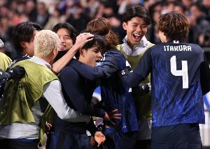 日媒：今日日本隊(duì)合練26人全員到齊，久保建英伊東純也等10人回歸