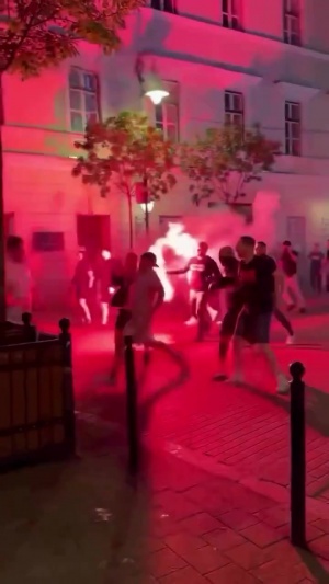 太陽報(bào)：決賽前夕，阿森納和巴黎球迷在布達(dá)佩斯街頭爆發(fā)斗毆