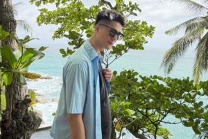 開啟假期模式！朱松瑋曬在泰國普吉島的游玩照：擁抱大海