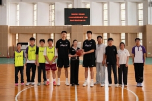 公益行 | 籃動(dòng)校園 夢想啟航！肯帝亞男籃走進(jìn)馬相伯初級(jí)中學(xué)