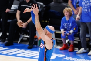 卡魯索在單輪分區(qū)決賽命中20記三分 NBA歷史替補(bǔ)球員首人