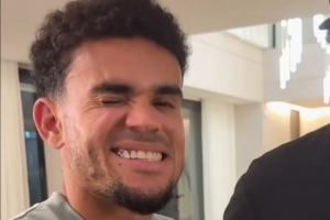 圖片報：迪亞斯佩戴鉆石牙套，兩個牙套鑲嵌29顆鉆石