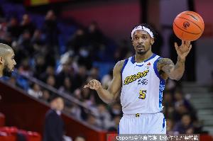 挑大梁！小巴里·布朗打滿半場13中8砍24分3板帶隊支撐 三分9中6