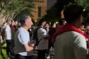 0-3~廣廈球迷破防：要點(diǎn)臉嗎？軟蛋！女球迷：有本事罵上海人去吧