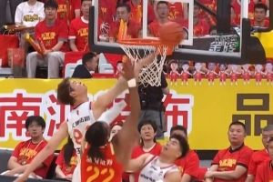 王哲林送出精彩大帽！但廣廈拿到前板造成張鎮(zhèn)麟第3犯 后者下場(chǎng)