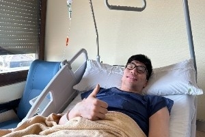 早日回歸！余嘉豪社媒曬康復(fù)照：修理中… 不要走開 馬上回來！