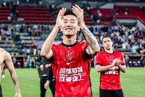 足球報(bào)：韋世豪迎來(lái)生涯最穩(wěn)定階段，成為蓉城隊(duì)長(zhǎng)有擔(dān)當(dāng)